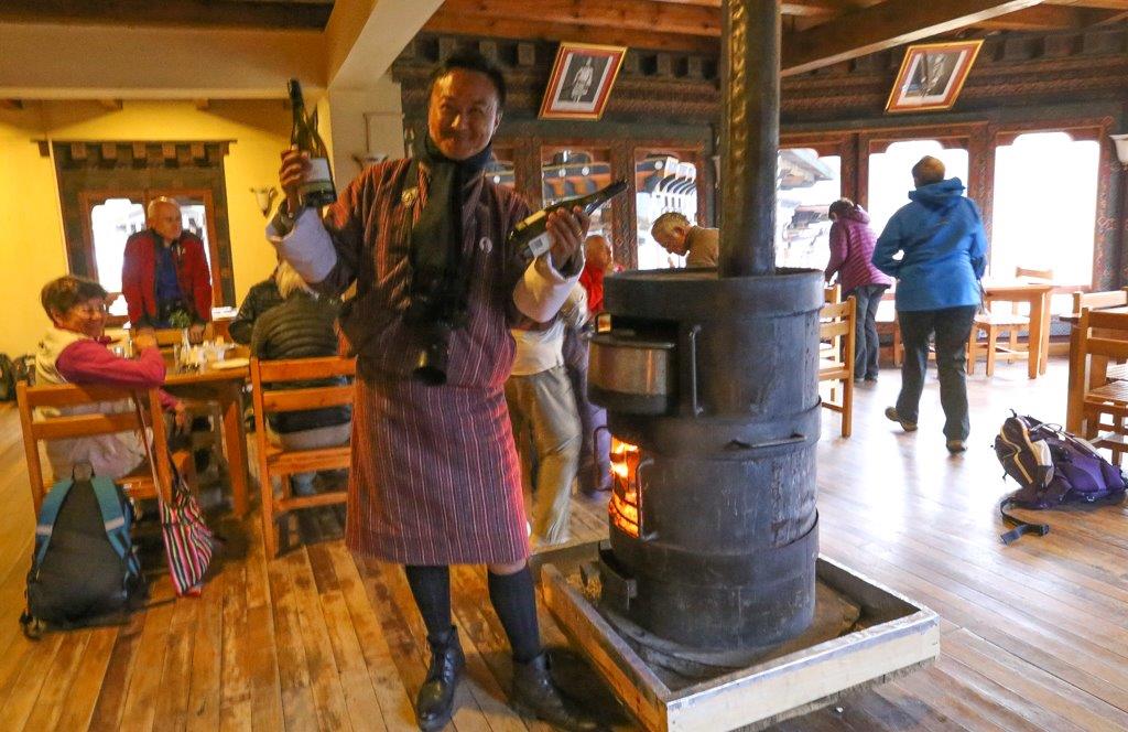 Ugyen prépare l'apéritif de ce soir : du Chardonnay australien