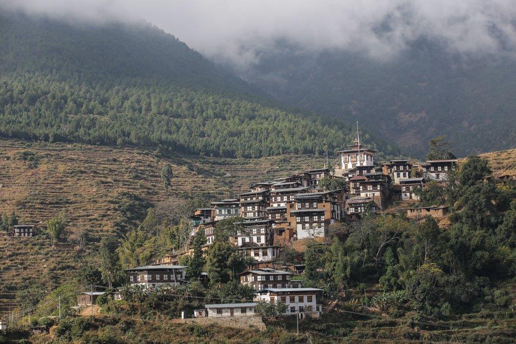 Le village de Rinchengang, en face de Wangdue