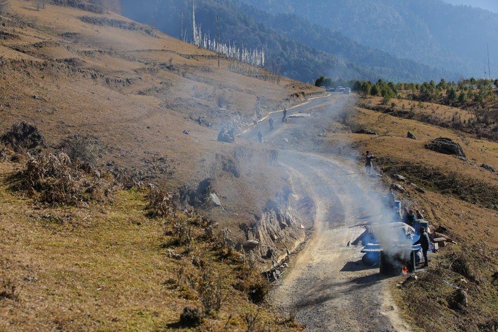 Cantonniers au travail pour la réfection de la route