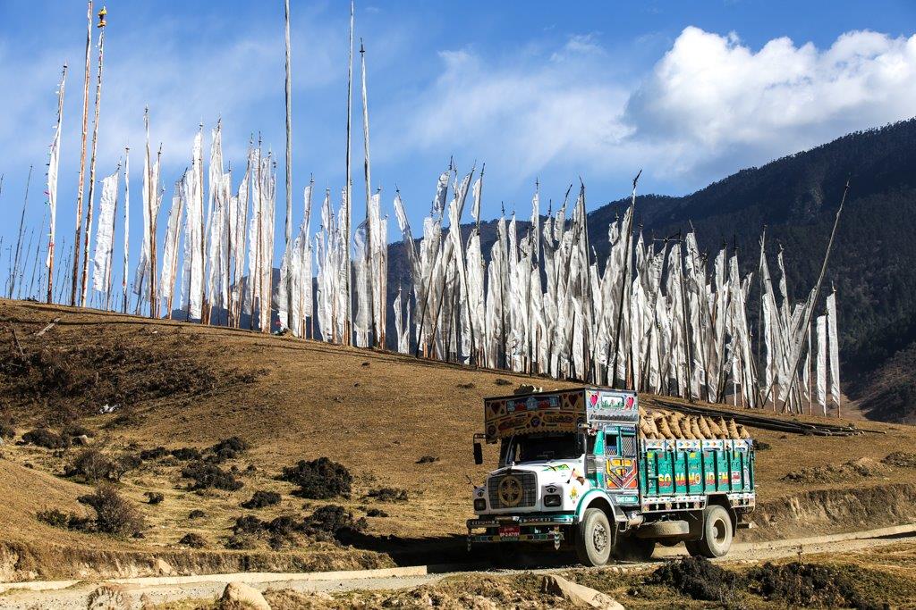 Un camion indien, chargé de sacs de pommes de terre