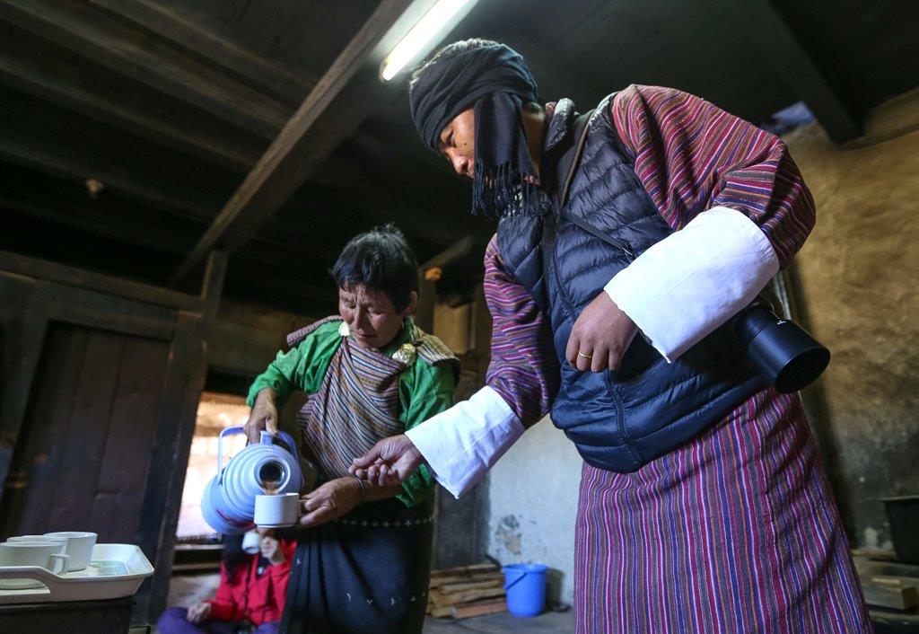 Sangay Dema sert un bon vieux thé beurré et salé à Ugyen