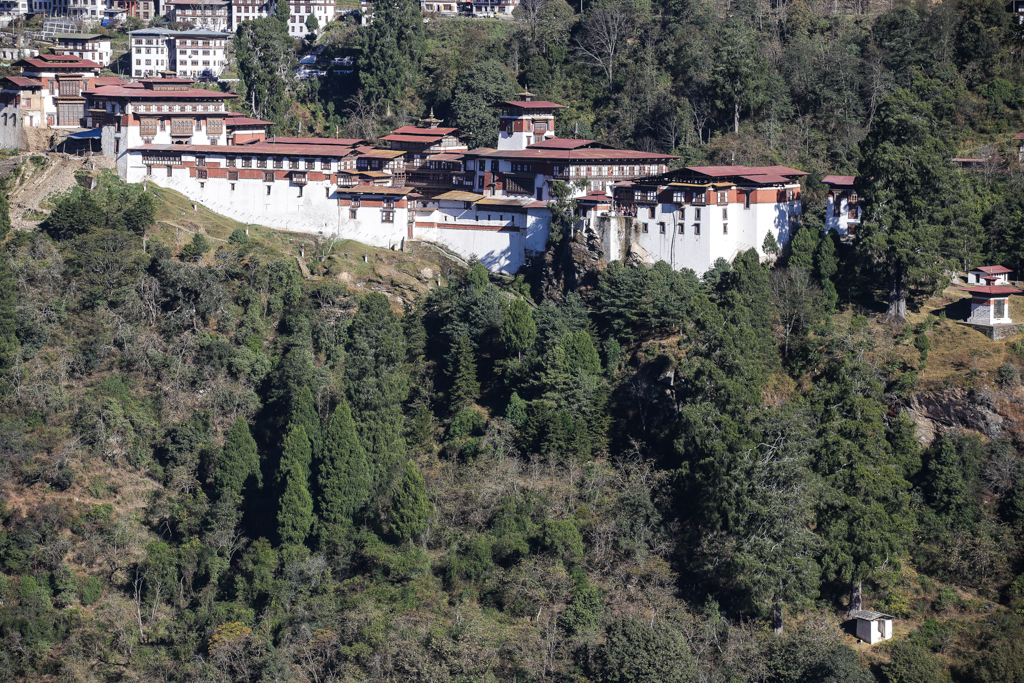 Le dzong de Trongsa depuis la rive droite de la Mangde Chu
