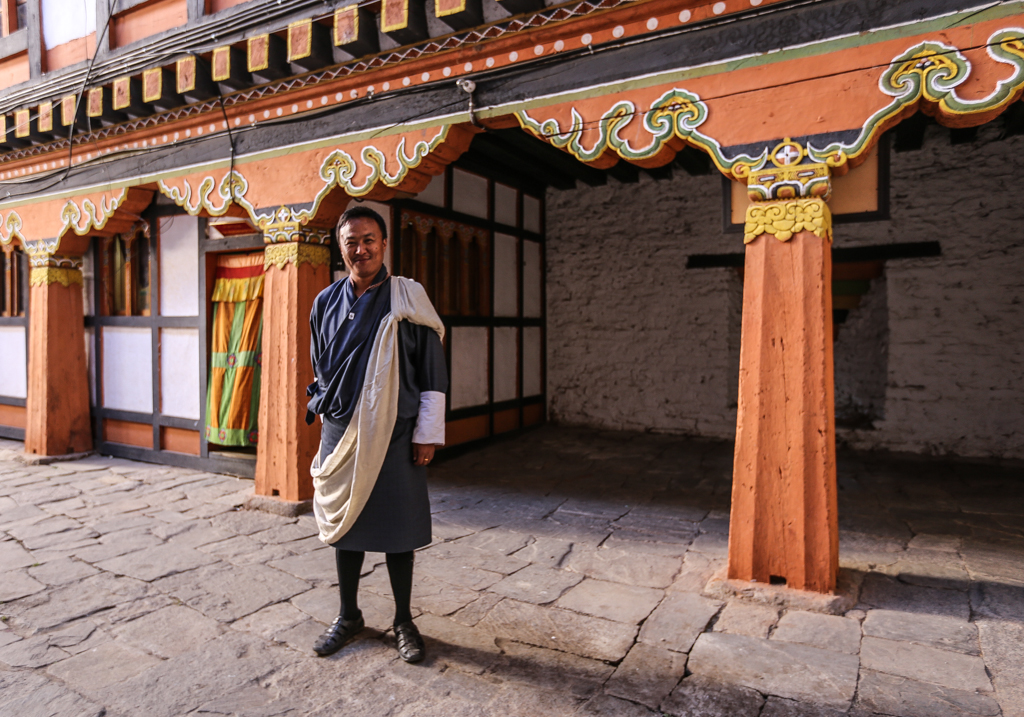 Notre guide Ugyen a revêtu son Kabney, l'écharpe traditionnelle