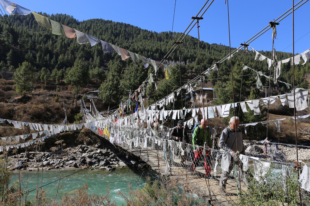 Pont suspendu pour arriver au monastère de Tamshing