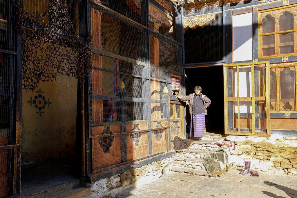 La tenture en fer au dessus de la porte est censée avoir été forgée ar Pema Lingpa à la fin du XVème