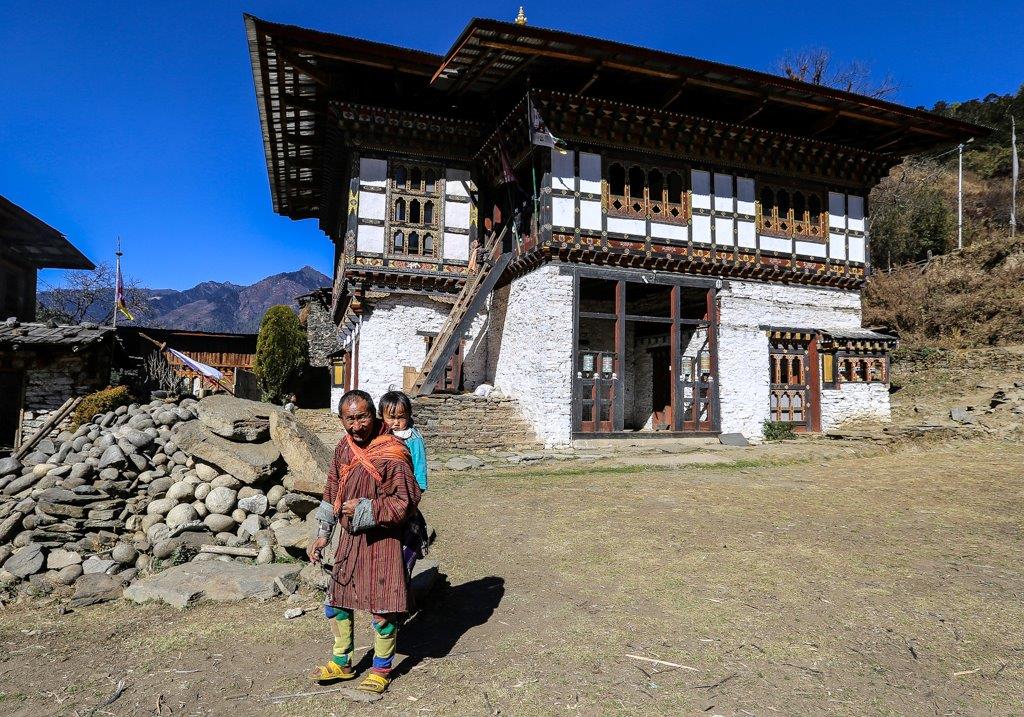 Un villageois devant Ngang Lhakhang