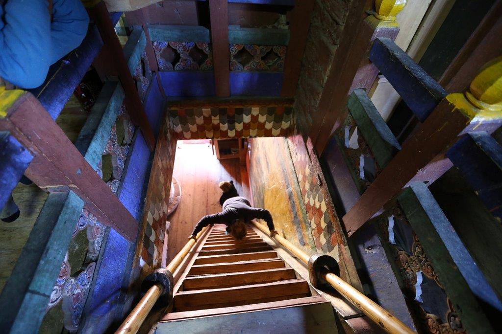 Escalier à l'intérieur du temple, défense de tomber...