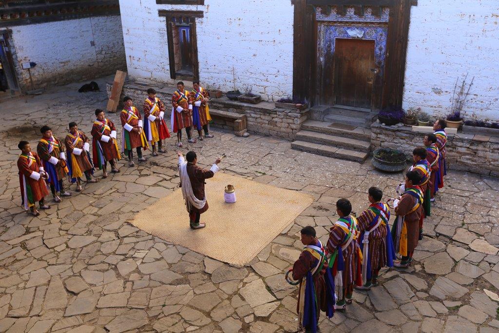 Une louche de tchang va être versée sur le sol, un acte symbolique important pour le rituel