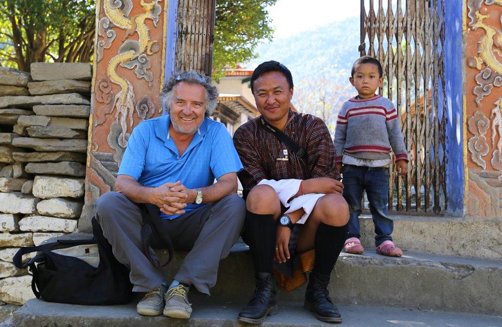 Ugyen et votre serviteur, devant le monastère