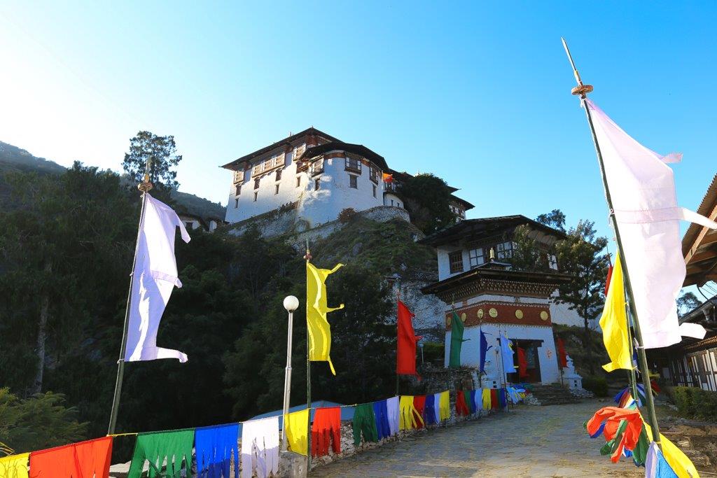 Un long chemin pavé mène au dzong de Lhuentse
