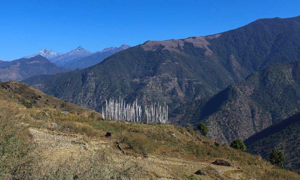 Sur la route qui monte à Takila, au loin la chaîne frontière avec le Tibet