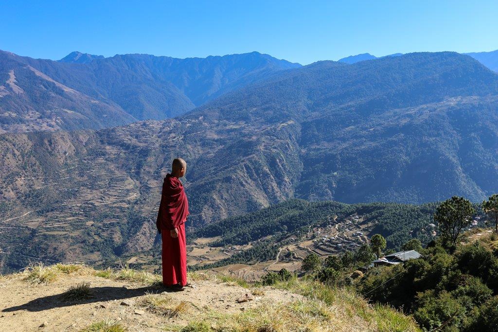 Arrivée à Takila, un moine médite devant l'infini