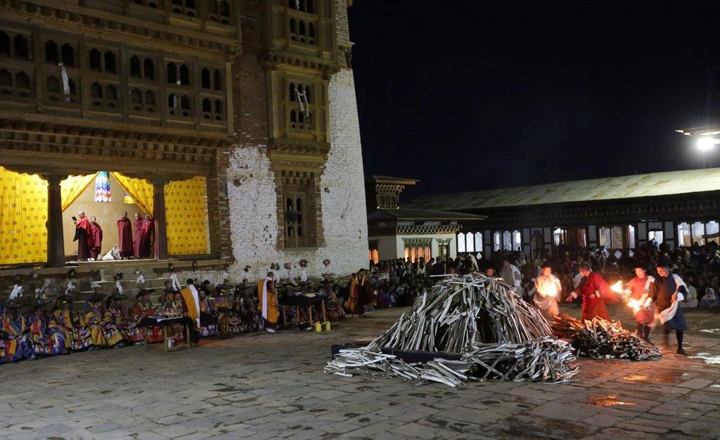 Le bucher prend un peu d'allure, et on allume le feu