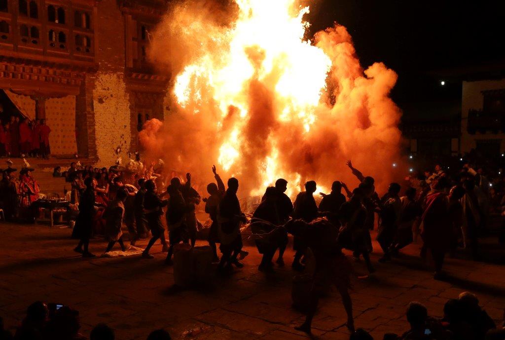 La première explosion surprend un peu l'assemblée...