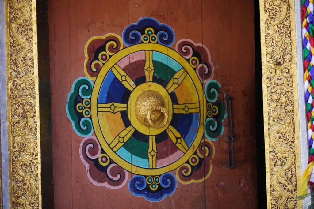  Porte traditionnelle, dzong de Mongar