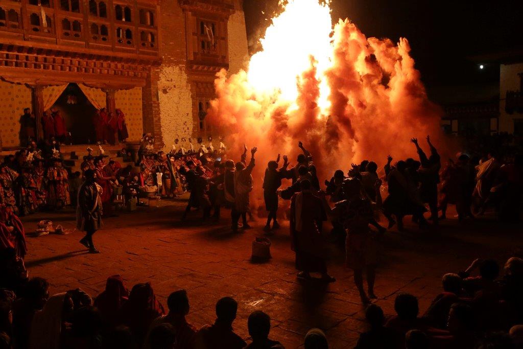 Et une dernière déflagration fait vibrer la foule !