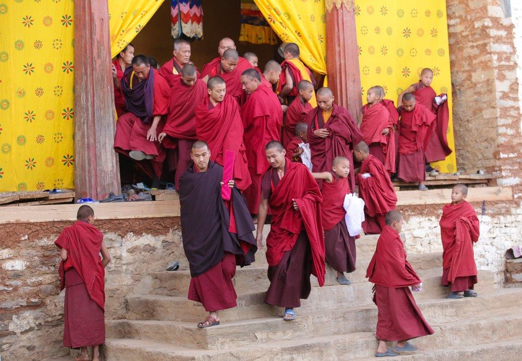 Les moines quittent le temple pour aller au réfectoire