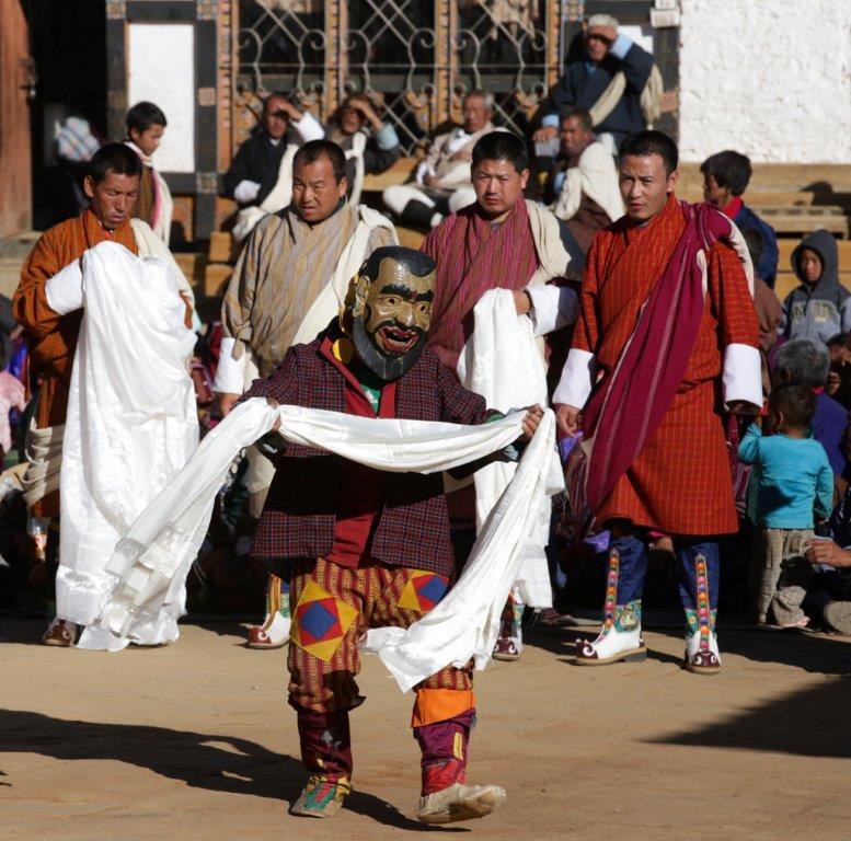Atsara préposé pour une fois à une tâche sérieuse, celle de remettre des écharpes en soie aux danseurs du Ngacham