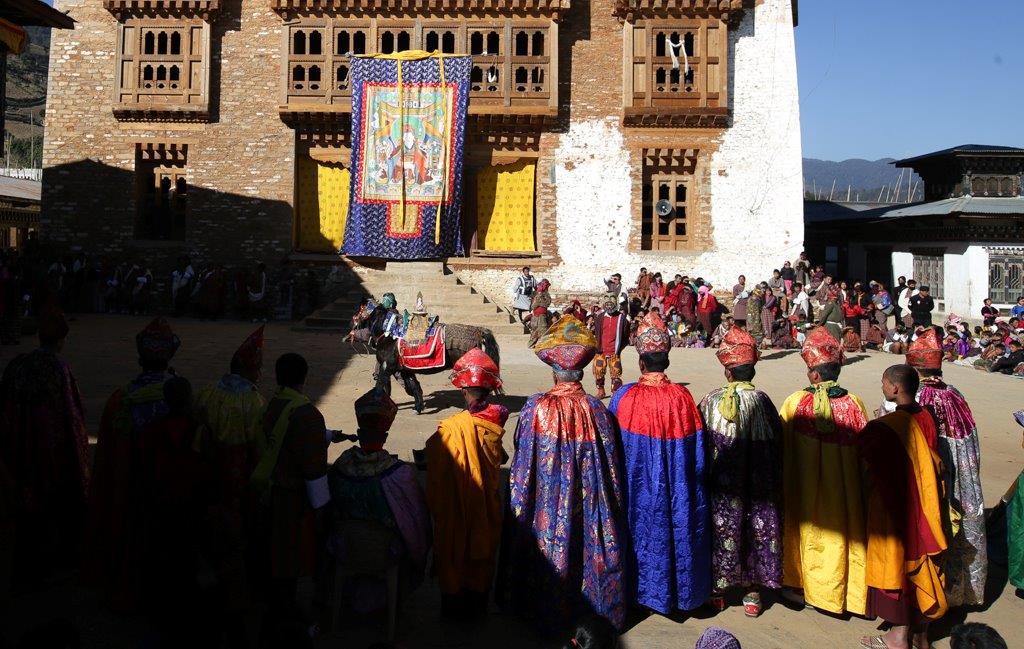 La petite thangka est déployée et le cheval trône au milieu de la cour