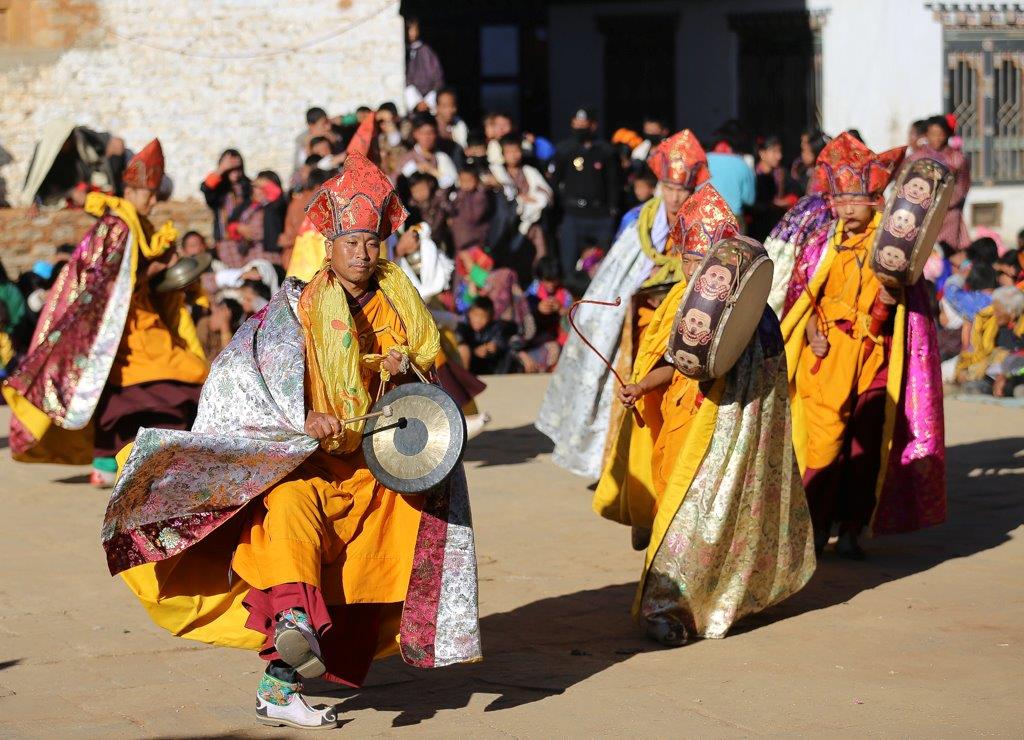 La fin de la cérémonie approche, les moines partent dans une danse endiablée