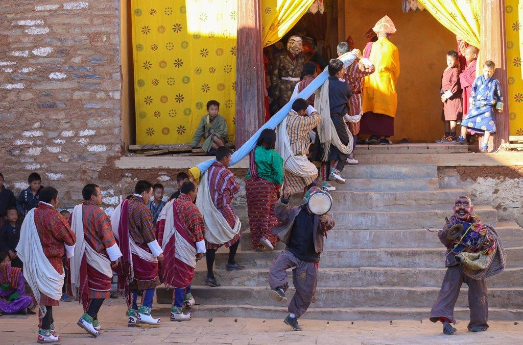 La petite thangka est pliée et retourne pour un an dans le temple principal