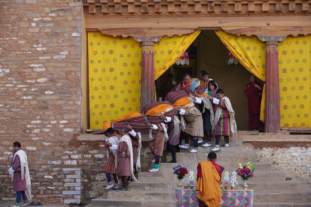 Des notables portent la grande thangka