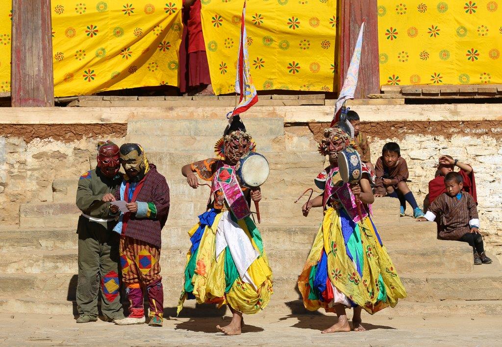 Arrivée de deux danseurs pour le Nga Ging