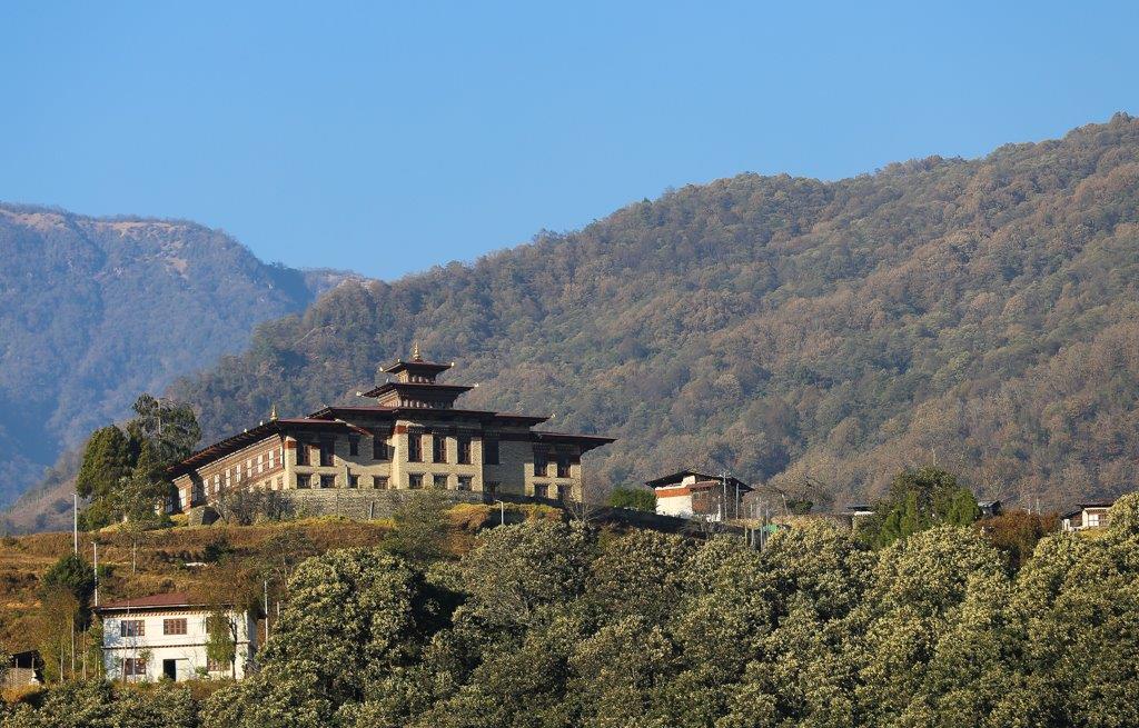 Le nouveau Dzong de la nouvelle province de Trashiyangtse domine le village