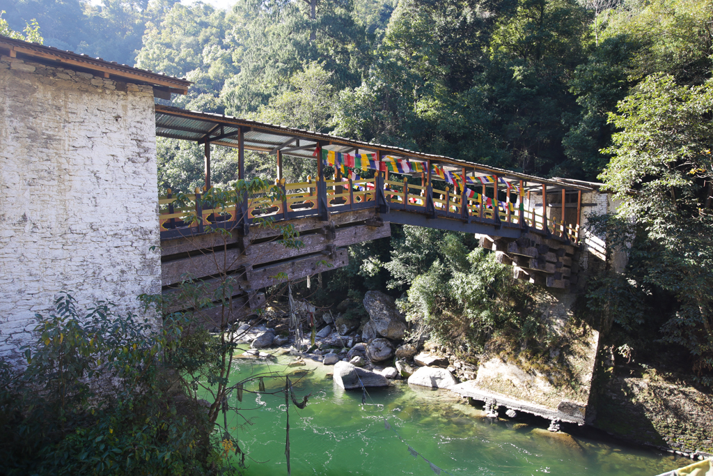 L'ancien pont pour accéder au dzong