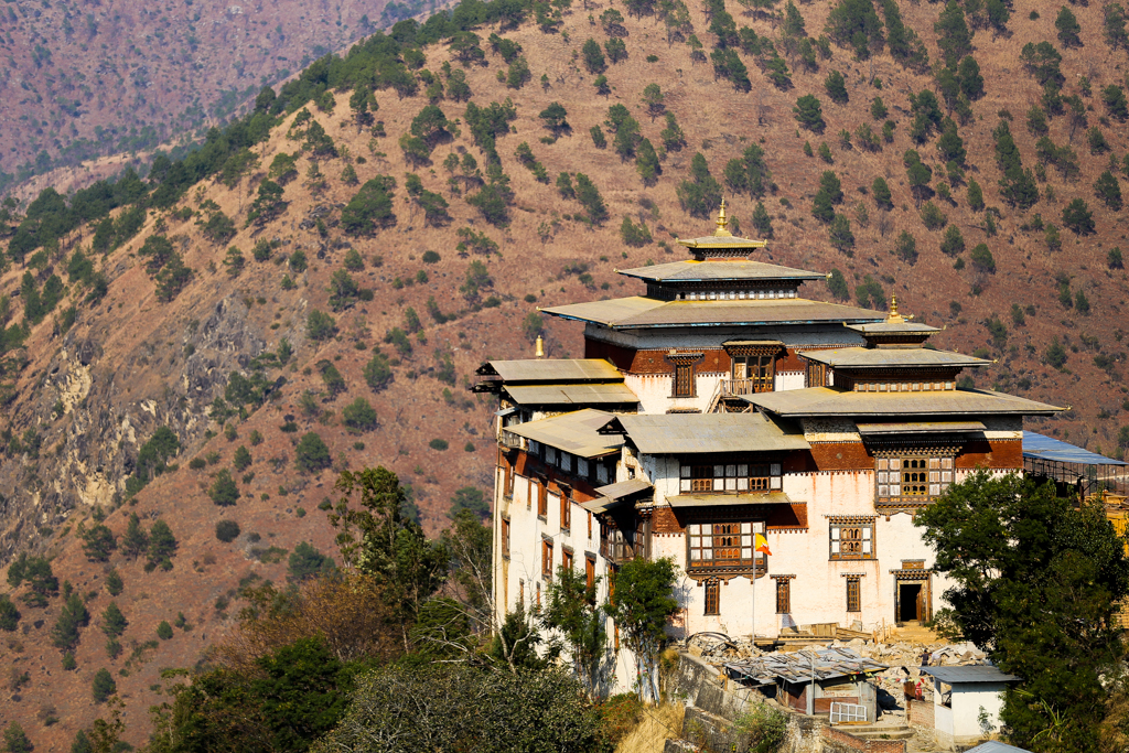 Vue du Dzong de Trashigang depuis la route menant à la ville