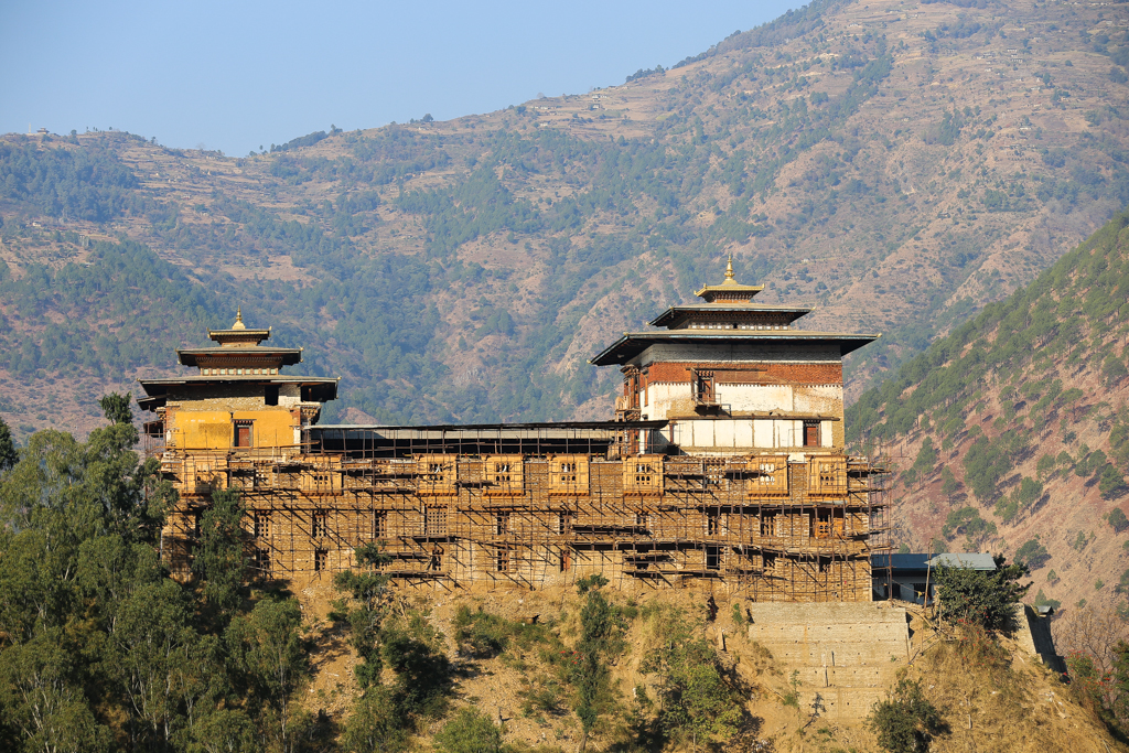 A partir de la route allant à Ranjung, la face Est du dzong de Trashigang