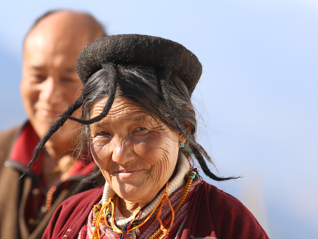 Une femme Brokpa devant le monastère