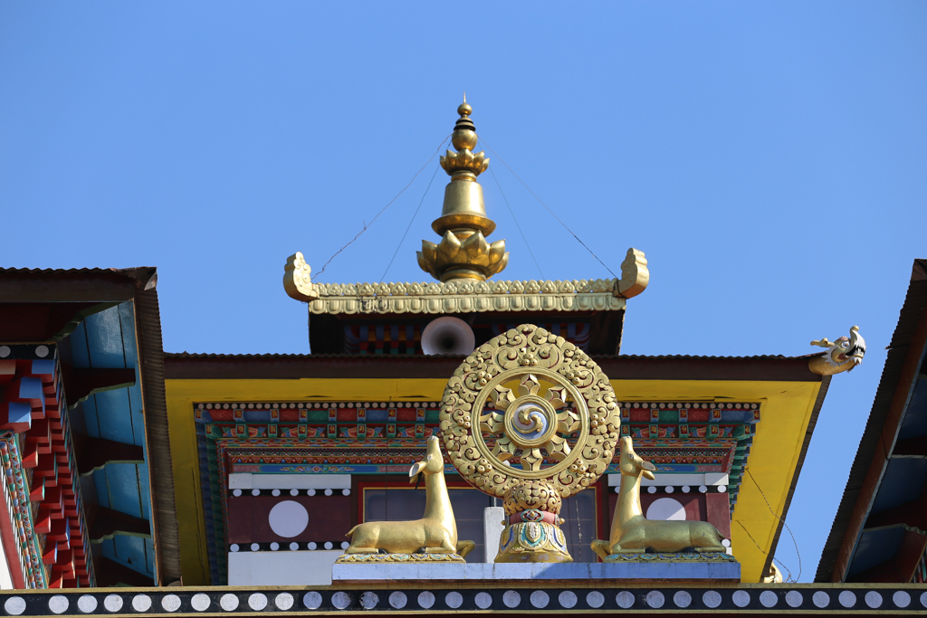 Dominant l'entrée du monastère, les deux biches et la roue du dharma