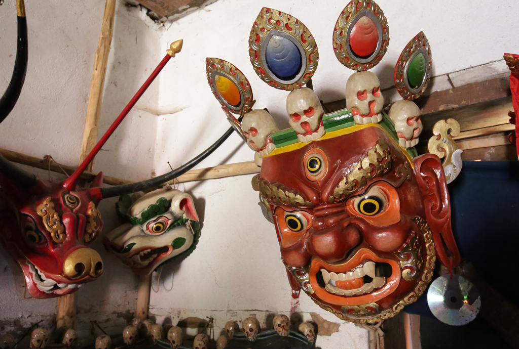 Visite du sous-sol du temple, là où les masques sont entreposés