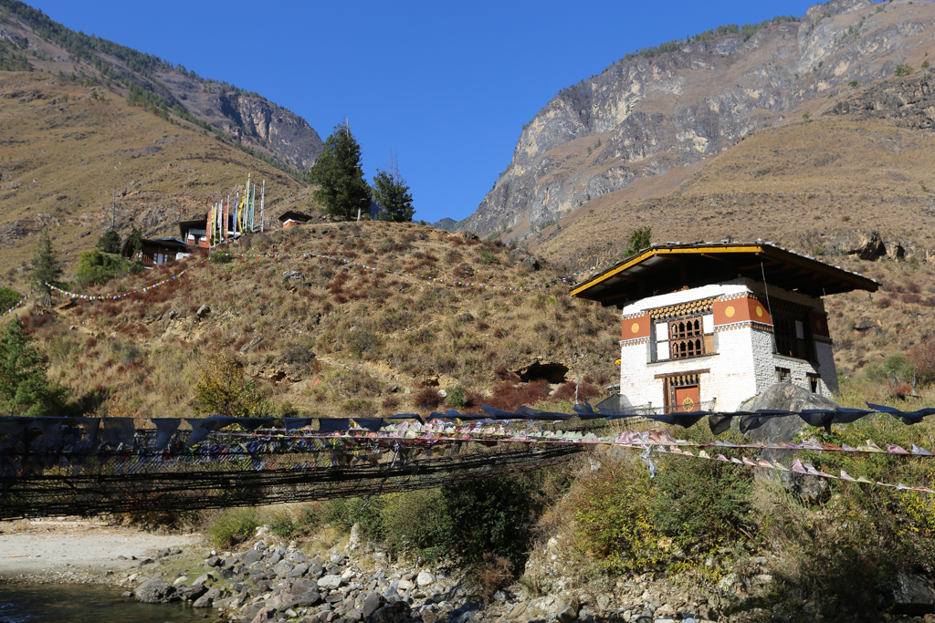 Le pont sur chaînes conduisant au petit monastère de Tacho Lhakhang