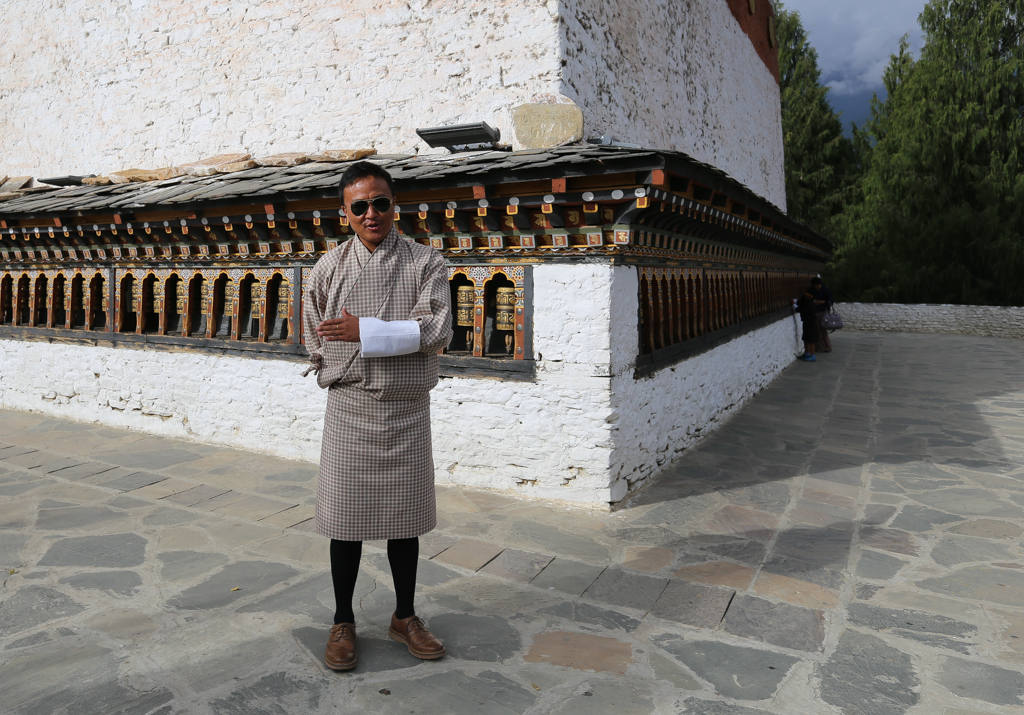 Ugyen devant le temple de Changangkha