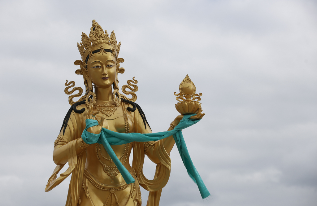 Les alentours du socle sont ponctués de statues du paradis bouddhiste