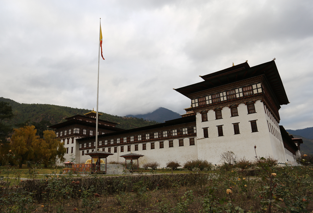 Devant le Tashi Chodzong
