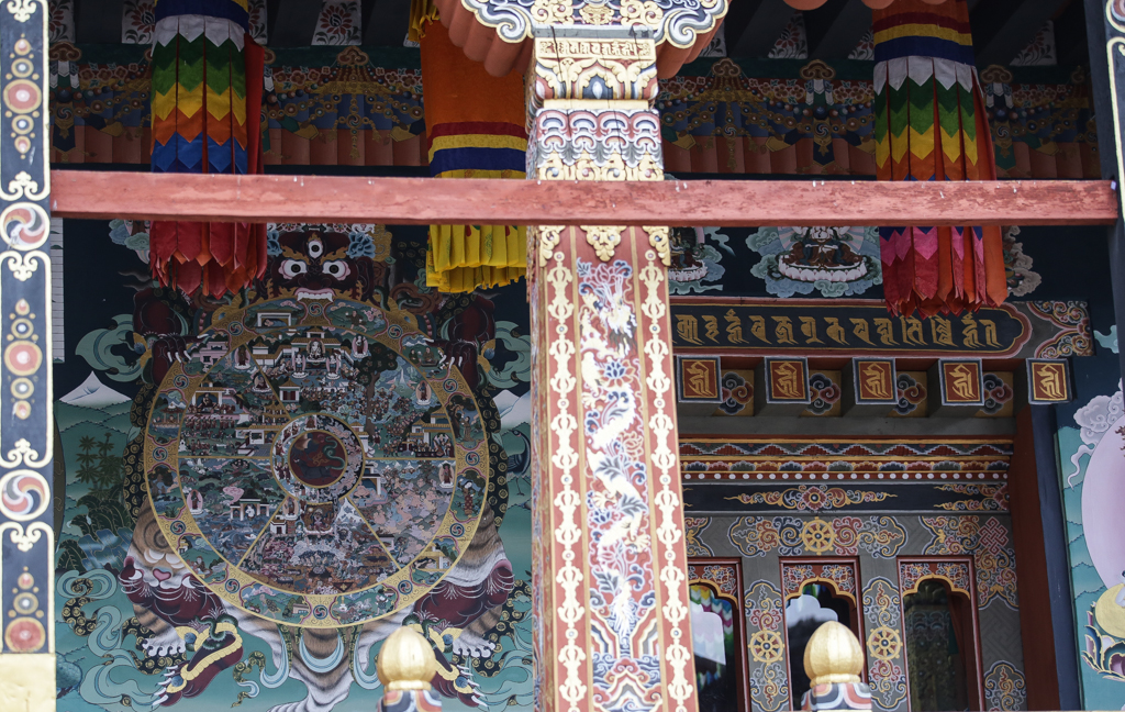 Une belle roue de la vie sur le mur extérieur du Lhakhang Sarp