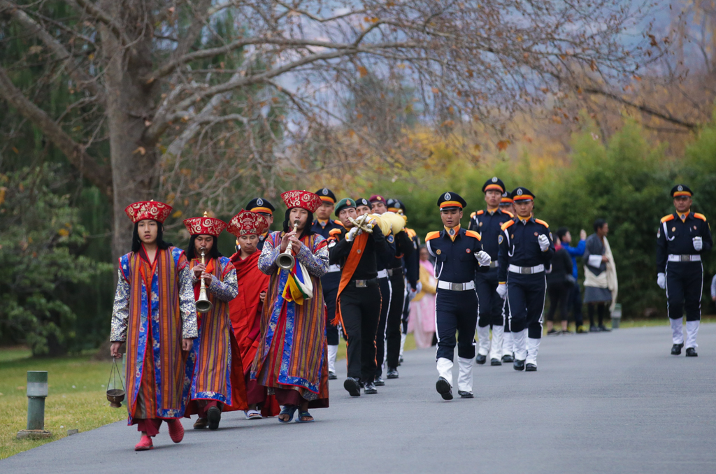 devant le Tashi Chodzong