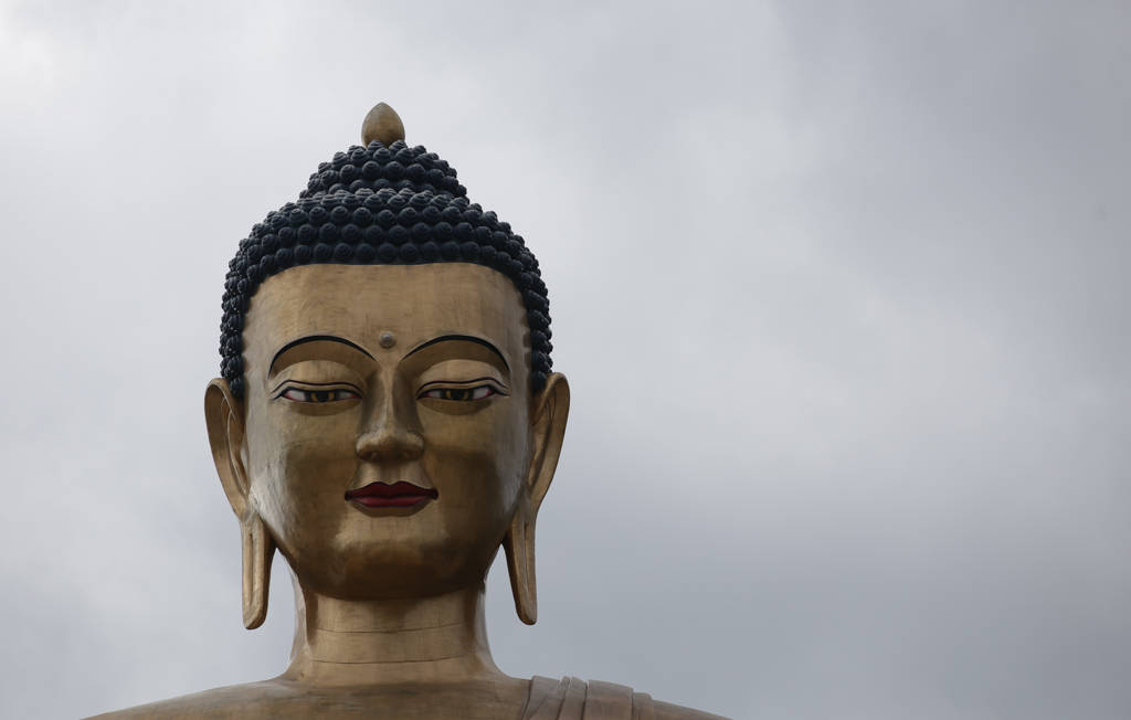 Le visage du Bouddha respire la joie et la sagesse
