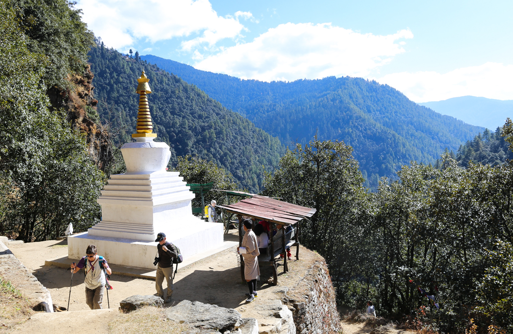 Le sentier est ponctué de chortens