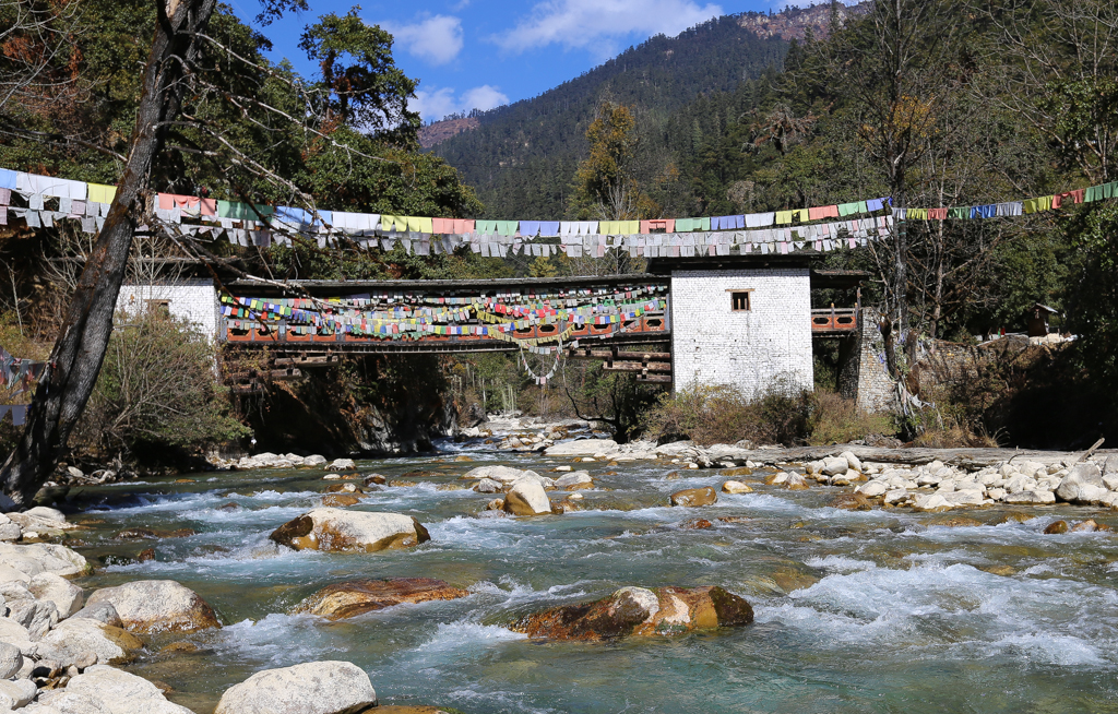 Le sentier démarre au pont traditionnel