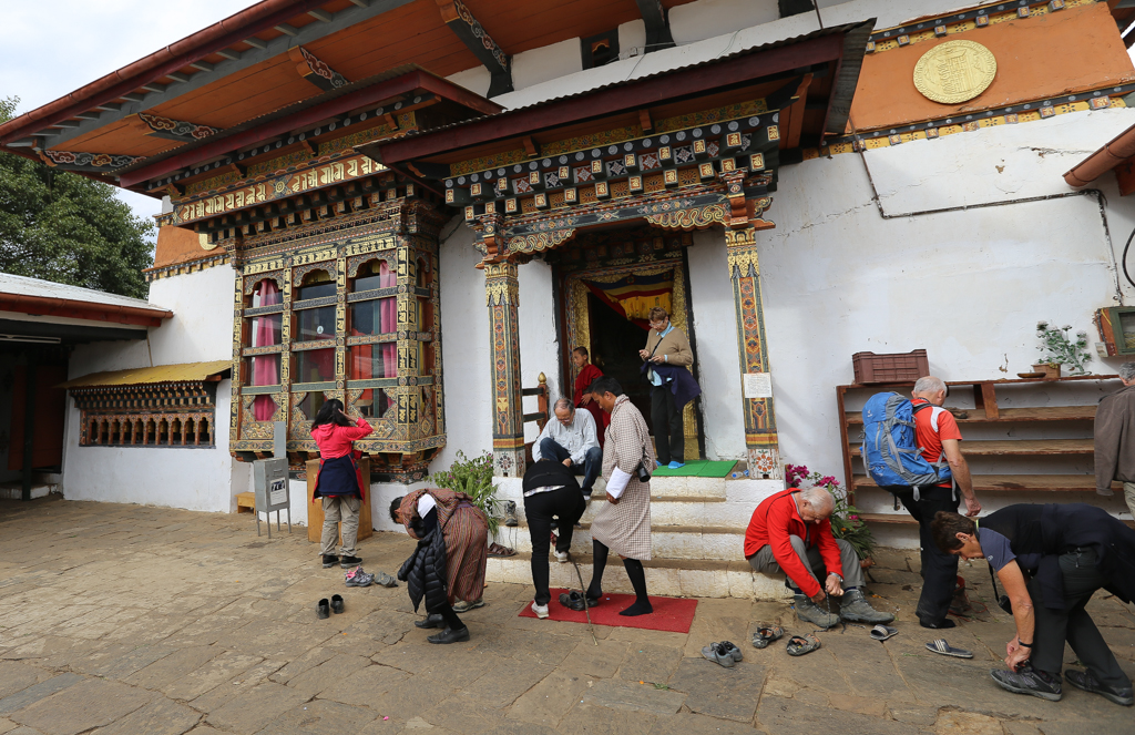 Devant chaque temple c'est le même rituel, on se déchausse !