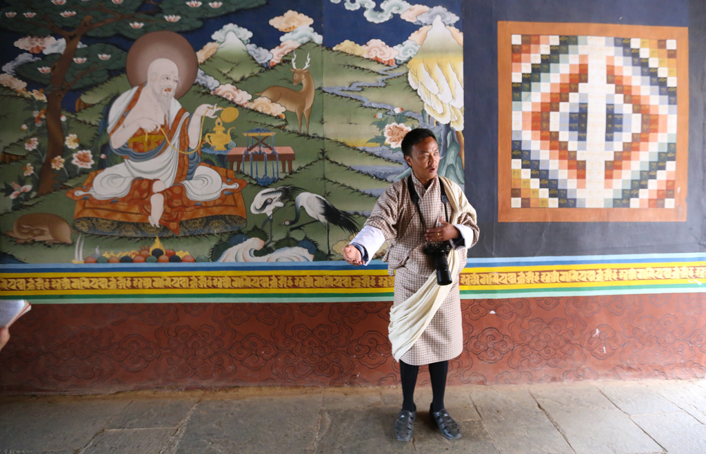 à l'entrée du dzong de Punakha