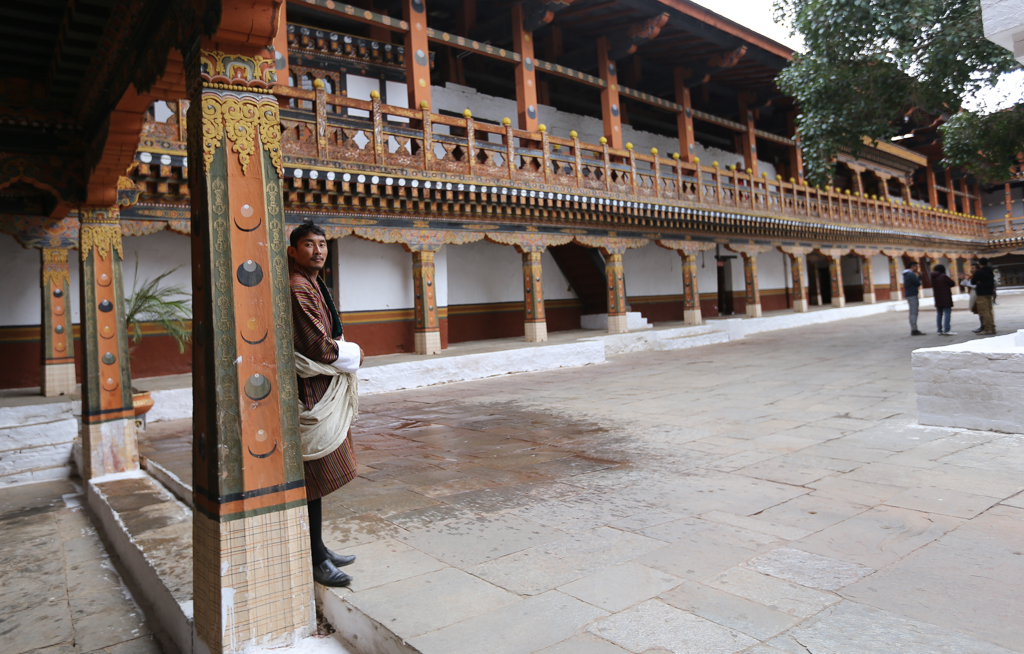 Nima, notre second guide, devant le première cour du dzong