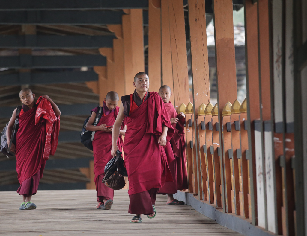 Sur le pont menant au dzong de Punakha