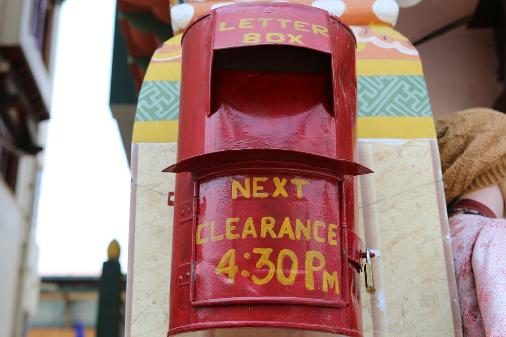 Avant de partir, il faut poster les cartes postales, Paro