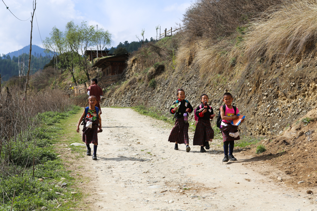 Ecoliers sur le chemin