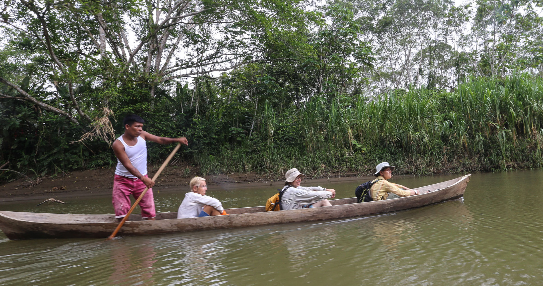 Pirogue en remontant de rio Chori